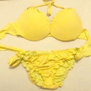 Very cute matching yellow swimsuit from Calzedonia